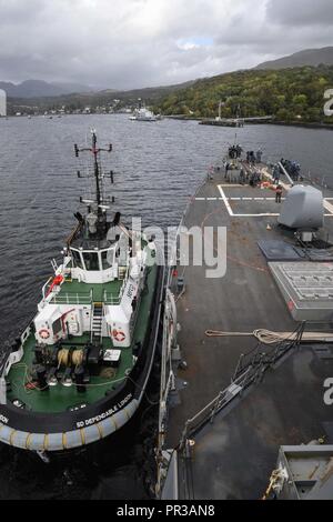 Scozia (sett. 29, 2017) Il Arleigh Burke-class guidato-missile destroyer USS Donald Cook (DDG 75) arriva a Faslane in Scozia, per una porta programmata visita sett. 29, 2017. Donald Cook, distribuita a Rota, Spagna, è sulla sua sesta patrol NEGLI STATI UNITI Sesta flotta area di operazioni a sostegno degli enti regionali alleati e partner, e degli Stati Uniti gli interessi di sicurezza nazionali in Europa. Foto Stock