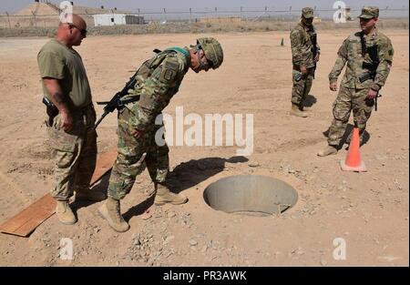 KANDAHAR AIR FIELD, Afghanistan - Sgt.Il Mag. Eduardo Amesquita, 420th Teatro Brigata ingegnere responsabile della sicurezza, i colleghi in un 40-piede tunnel costruito per un esplosivo ordinanza smaltimento corsia di formazione mediante il 207th ingegnere società presso Kandahar Air Field, Afghanistan, e il Agosto 9, 2017. Il nuovo EOD corsie sarà utilizzato per addestrare soldati dispiegati in sostegno della libertà di funzionamento la sentinella sul decreto esplosiva di smaltimento. Foto Stock