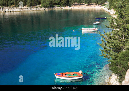 Baia con acqua cristallina e la foresta di pini. La foto è stata scattata sul Mar Ionio isola di Cefalonia in Grecia Foto Stock