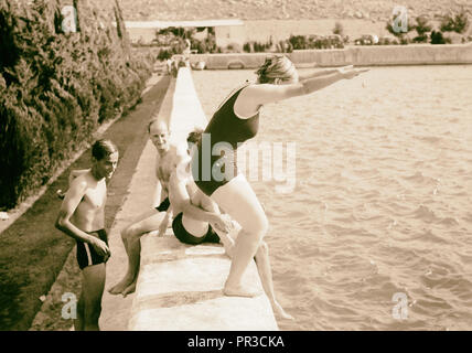 Salomone piscine diventa un picnic & Resort piscina prendendo un tuffo in acque profonde della piscina superiore. 1940, Cisgiordania Foto Stock