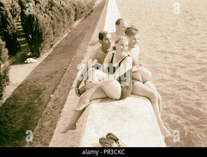 Salomone piscine diventa un picnic & Resort piscina guardare altri bagnanti tenendo il tuffo. 1940, West Bank, Medio Oriente Foto Stock