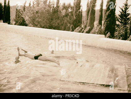 Salomone piscine diventa un picnic & Resort piscina un tuffo dalla zattera di legno. 1940, West Bank, Medio Oriente Foto Stock