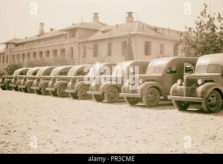 Australian dono alla Croce Rossa britannica di 9 la Croce Rossa ambulanze nove ambulanze presentato alla Croce Rossa britannica. 1940 Foto Stock