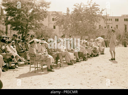 Australian dono alla Croce Rossa britannica di 9 la Croce Rossa ambulanze Signore Somers rivolgendosi alla folla. 1940, Israele Foto Stock