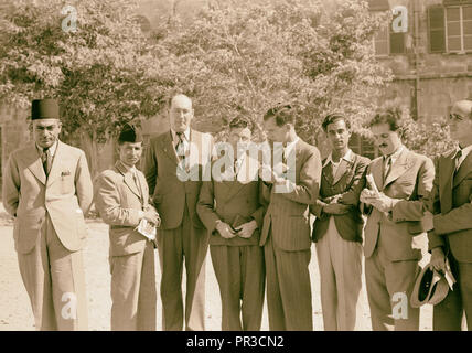 Australian dono alla Croce Rossa britannica di 9 la Croce Rossa ambulanze premere gli uomini. 1940, Gerusalemme, Israele Foto Stock