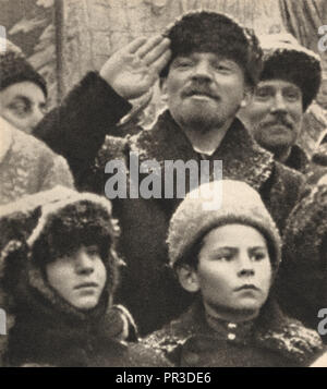 Vladimir Ilyich Ulyanov Lenin nella Piazza Rossa di Mosca, 7 novembre 1919 Foto Stock