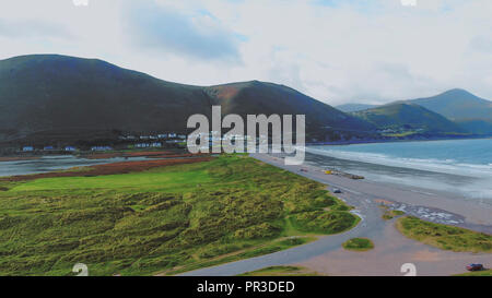 Volo lungo la costa irlandese a Glenbeigh Foto Stock