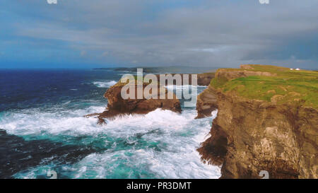 Veduta aerea di ripide scogliere di Kilkee Foto Stock