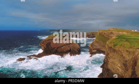 Veduta aerea di ripide scogliere di Kilkee Foto Stock