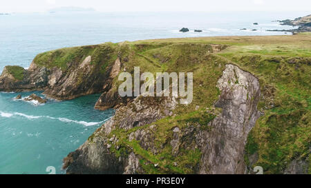 Incredibile veduta aerea della costa ruvida di Dunquin Pier in Irlanda Foto Stock