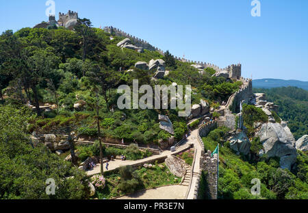 SINTRA, Portogallo - Luglio 03, 2016: la vista del castello dei mori sulla cima della scogliera di roccia. Sintra. Portogallo Foto Stock