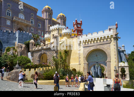 SINTRA, Portogallo - Luglio 03, 2016: la porta principale per il cortile interno di Palazzo Pena. Sintra. Portogallo Foto Stock