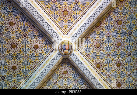 SINTRA, Portogallo - Luglio 03, 2016: il soffitto riccamente decorate con piastrelle azulejo nella camera da letto della regina in pena Palace. Sintra. Portogallo Foto Stock