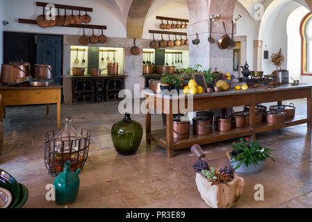 SINTRA, Portogallo - Luglio 03, 2016: Gli interni della vecchia cucina con differenti kittenware: pentole, padelle e bottiglie in pena Palace, Sintra, Portog Foto Stock