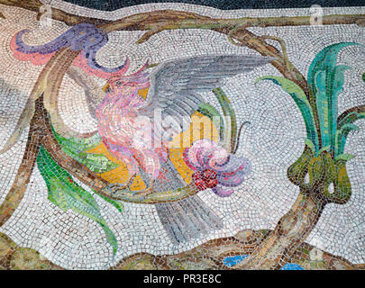 SINTRA, Portogallo - Luglio 03, 2016: colorato mosaico sulla sala da pranzo piano raffigurante la Cockatoo bird in Quinta da Regaleira palace. Sintra. Portogallo Foto Stock