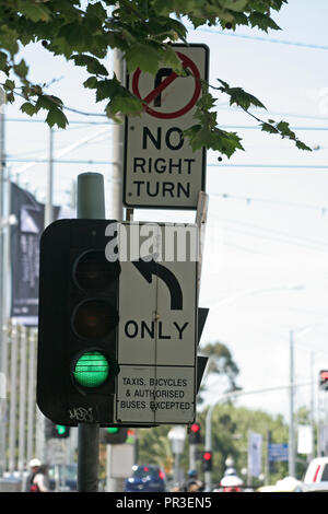 Nessun indicatore di direzione di destra e di segno il semaforo verde nella città di Melbourne, Victoria, Australia Foto Stock