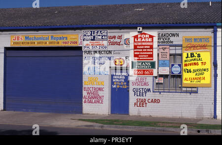 " Per Leasing' e cartelli assortiti su un edificio un tempo adibito a garage, Alessandria, interno in Sydney, NSW, Australia Foto Stock