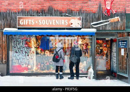 Rovaniemi, Finlandia - 2 Marzo 2017: matura in finlandese di Strada Mercatino di Natale con l'inverno Saami Negozio di souvenir a Rovaniemi, Finlandia, la Lapponia. Al nord Foto Stock