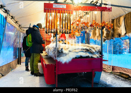 Rovaniemi, Finlandia - 1 Marzo 2017: persone in inverno Saami Negozio di souvenir in finlandese di Strada Mercatino di Natale a Rovaniemi, Finlandia, la Lapponia. A Nord un Foto Stock