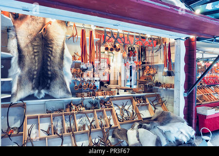 Rovaniemi, Finlandia - 2 Marzo 2017: Inverno Saami souvenir come la renna la pelliccia e corna finlandese al mercatino di Natale a Rovaniemi, Finlandia della Lapponia Foto Stock