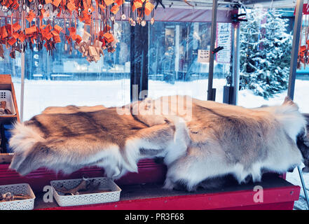 Rovaniemi, Finlandia - 2 Marzo 2017: Inverno Saami souvenir come la renna la pelliccia e corna al finlandese Mercato di Natale, Rovaniemi, Finlandia della Lapponia. Foto Stock