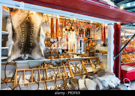 Rovaniemi, Finlandia - 2 Marzo 2017: Inverno Saami souvenir come la renna la pelliccia e corna finlandese al mercatino di Natale a Rovaniemi, Finlandia, la Lapponia. Foto Stock