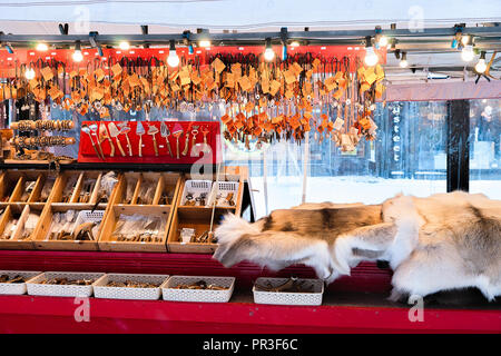 Rovaniemi, Finlandia - 2 Marzo 2017: Inverno Saami souvenir come la renna la pelliccia e corna finlandese nel mercato di Natale, Rovaniemi, Finlandia, la Lapponia. A Foto Stock