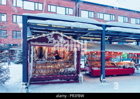 Rovaniemi, Finlandia - 2 Marzo 2017: Inverno Saami Negozio di souvenir su strada finlandese del Mercato di Natale a Rovaniemi, Finlandia, la Lapponia. A Nord Polo Artico Foto Stock