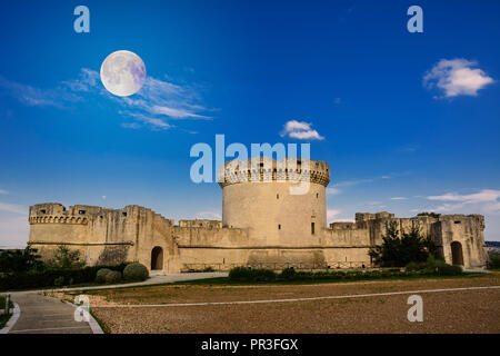 Castello Tramontano di Matera (Italia) con la luna nel cielo Foto Stock