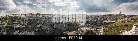 Matera, Italia - 18 agosto 2018: turisti guardando i Sassi di Matera dalla collina di fronte Foto Stock