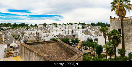 Alberobello, Italia - 21 agosto 2018: Panorama del famoso villaggio di Alberobello con i suoi vicoli e i turisti Foto Stock