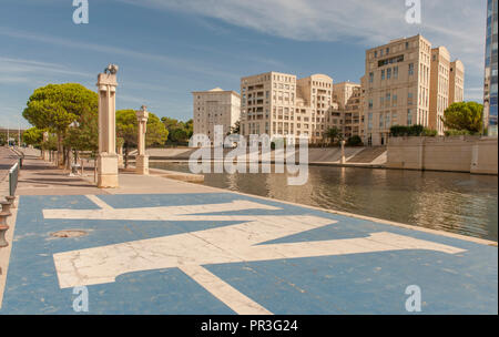 Il nuovo waterfront di Antigone neighboorhood e le rive del fiume Lez, Montpellier, Francia Foto Stock