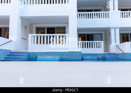 Bassa vista prospettica di un lusso tropical all inclusive hotel con balconi e una piscina a nuotare in un hotel in Messico Foto Stock