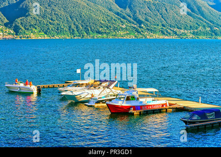 Ascona, Svizzera - Agosto 23, 2016: imbarcazioni al terrapieno del lussuoso resort di Ascona sul Lago Maggiore nel canton Ticino in Svizzera. Foto Stock