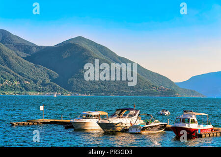 Ascona, Svizzera - Agosto 23, 2016: imbarcazioni al terrapieno di Ascona resort di lusso sul lago Maggiore nel canton Ticino, Svizzera. Foto Stock