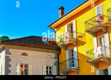 Ascona, Svizzera - Agosto 23, 2016: Case presso il lussuoso resort di Ascona sul Lago Maggiore, Canton Ticino in Svizzera. Foto Stock