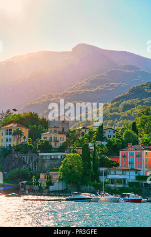 Ascona, Svizzera - Agosto 23, 2016: Barche a motore al molo del resort di lusso a Ascona sul Lago Maggiore in Ticino, in Svizzera. Foto Stock