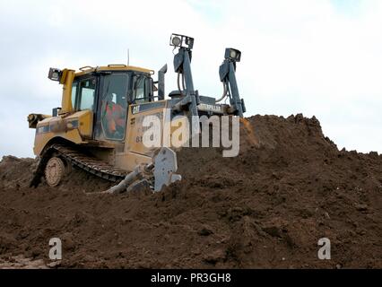 Un Caterpillar D8T Bulldozer equipaggiato con una lama semi universale e singolo gambo regolabile ripper. Il peso operativo totale è di circa 38 tonnellate. Foto Stock