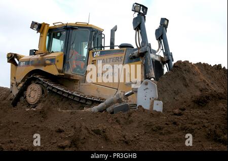 Un Caterpillar D8T Bulldozer equipaggiato con una lama semi universale e singolo gambo regolabile ripper. Il peso operativo totale è di circa 38 tonnellate. Foto Stock