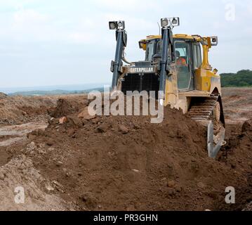 Un Caterpillar D8T Bulldozer equipaggiato con una lama semi universale e singolo gambo regolabile ripper. Il peso operativo totale è di circa 38 tonnellate. Foto Stock