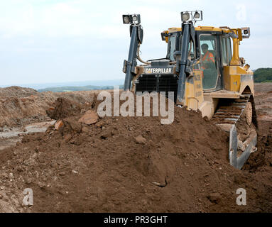 Un Caterpillar D8T Bulldozer equipaggiato con una lama semi universale e singolo gambo regolabile ripper. Il peso operativo totale è di circa 38 tonnellate. Foto Stock