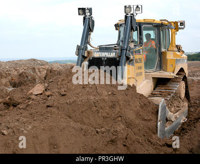 Un Caterpillar D8T Bulldozer equipaggiato con una lama semi universale e singolo gambo regolabile ripper. Il peso operativo totale è di circa 38 tonnellate. Foto Stock