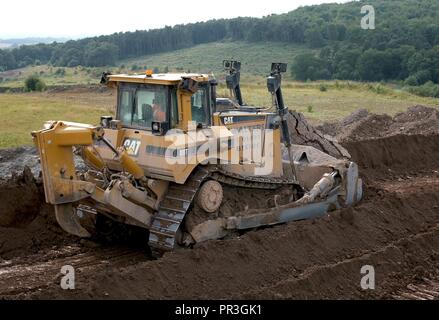 Un Caterpillar D8T Bulldozer equipaggiato con una lama semi universale e singolo gambo regolabile ripper. Il peso operativo totale è di circa 38 tonnellate. Foto Stock