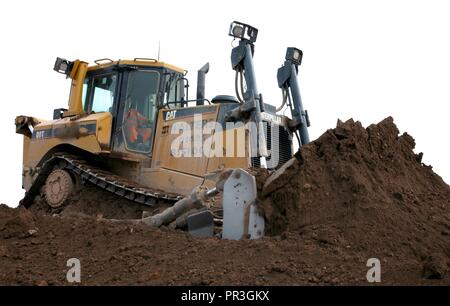 Un Caterpillar D8T Bulldozer equipaggiato con una lama semi universale e singolo gambo regolabile ripper. Il peso operativo totale è di circa 38 tonnellate. Foto Stock