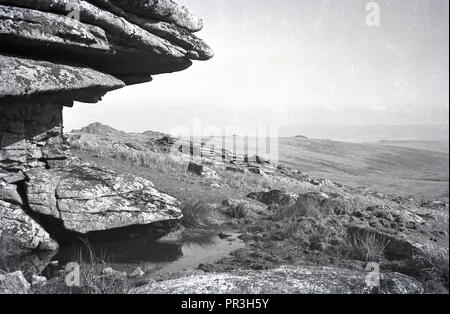 1930s, storico, parco nazionale di Dartmoor nel Devon, Inghilterra, Regno Unito, un open wild moorland che contiene molti naturali formazioni di roccia o affioramenti granitici comunemente noto come tori. Foto Stock