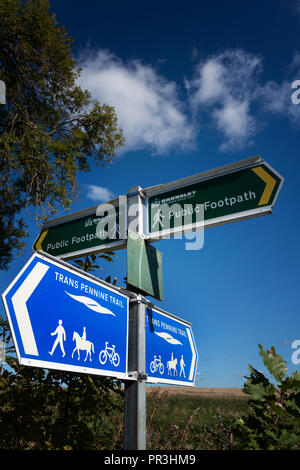 Direzione blu segno per il Trans Pennine Trail su del The Pennine Way, vicino Wortley, South Yorkshire, Inghilterra. Foto Stock