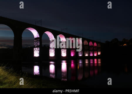 Royal ponte di confine sulla East Coast Main Line oltre il fiume Tweed archi illuminati e i riflessi dell'acqua al di sotto di Berwick upon Tweed, REGNO UNITO Foto Stock