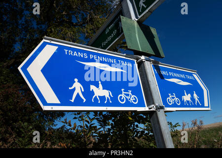 Direzione blu segno per il Trans Pennine Trail su del The Pennine Way, vicino Wortley, South Yorkshire, Inghilterra. Foto Stock