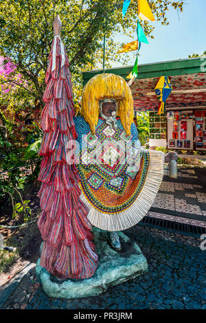 In Olinda, Pernambuco, Brasile - LUG 2018: Carnevale brasiliano Maracatu statua colorata decorazione Foto Stock