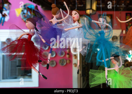 In Olinda, Pernambuco, Brasile - LUG 2018: little ballerina, ballerini, sculture bambole Foto Stock